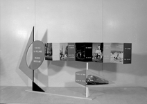 846203 Afbeelding van een reclamedisplay in het frans en nederlands van de N.S.